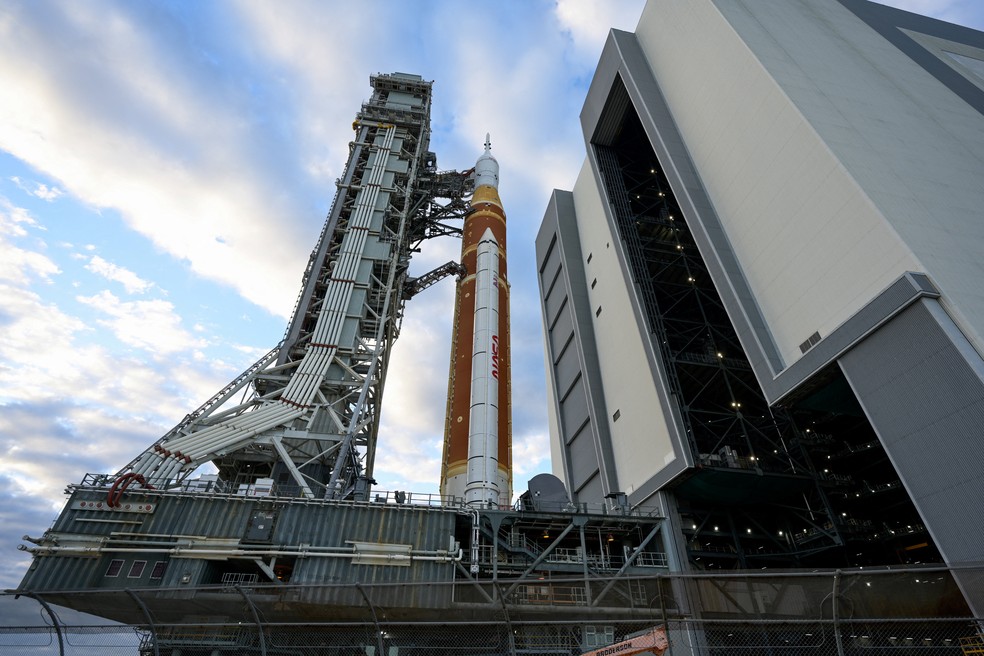 O foguete lunar de pr&oacute;xima gera&ccedil;&atilde;o da NASA , o Space Launch System (SLS), com a c&aacute;psula tripulada Orion, sai do pr&eacute;dio de montagem de ve&iacute;culos no Centro Espacial Kennedy, em Cabo Canaveral, na Fl&oacute;rida, nos EUA. &mdash; Foto: Steve Nesius/Reuters