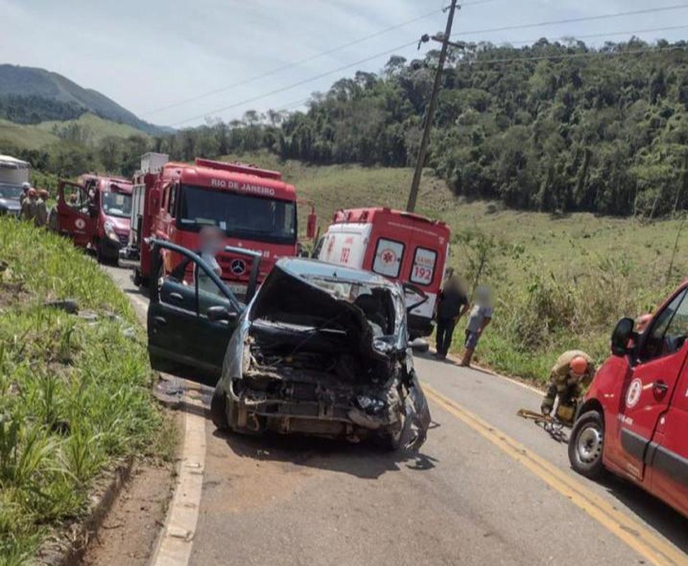 Seis pessoas ficam feridas em acidente entre carro e caminhão — Foto: Reprodução/Redes sociais