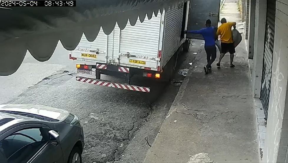 Dupla furta mercadoria de caminhão e deixa prejuízo estimado em R$ 12 mil no Centro de Fortaleza