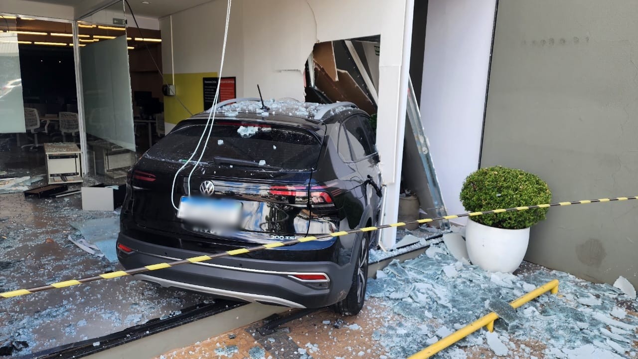 Carro invade empresa após acidente na avenida Getúlio Vargas em Bauru