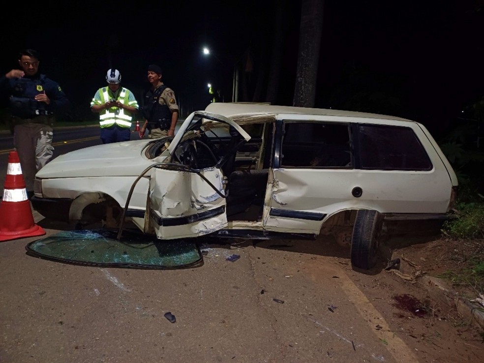 Duas pessoas ficam feridas após carro bater contra poste na BR-459, em Congonhal (MG) — Foto: Polícia Rodoviária Federal/Divulgação