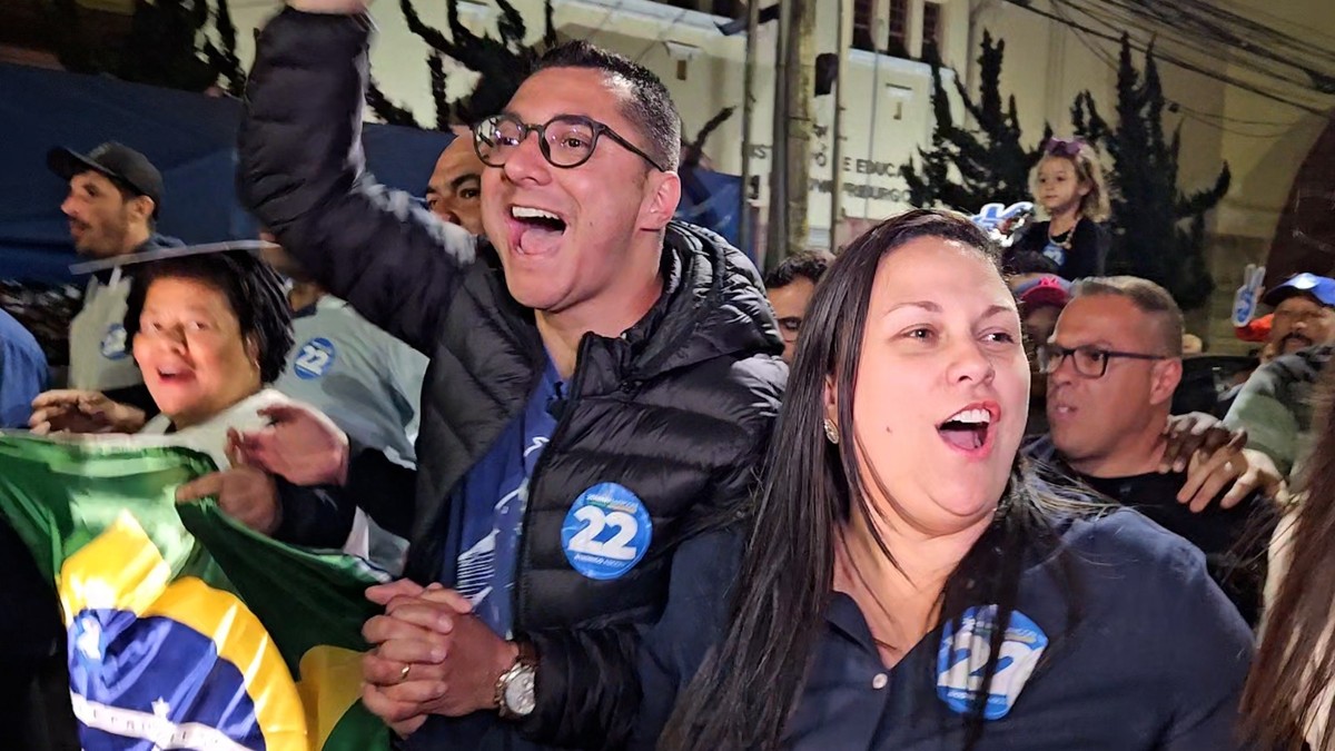 Johnny Maycon comemora reeleição em Nova Friburgo, no RJ Eleições