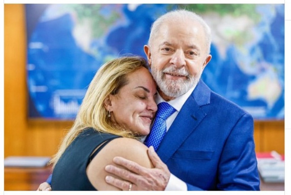 Lurian em foto ao lado do pai, o presidente Lula — Foto: Divulgação