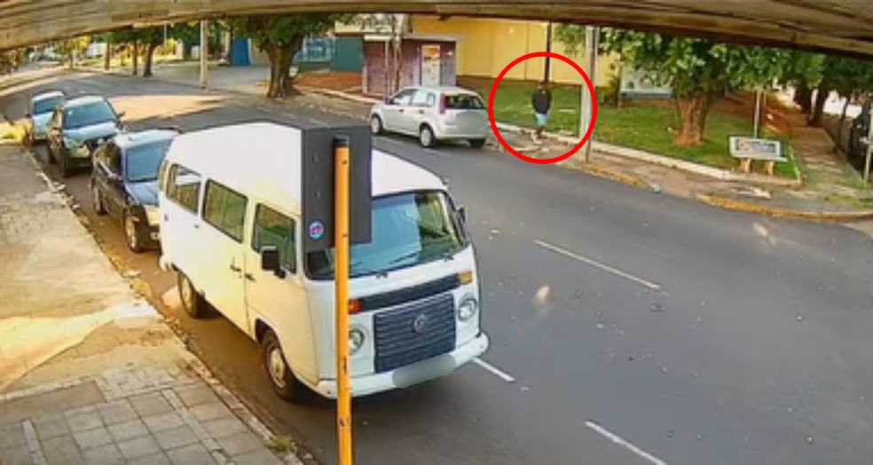 Suspeito que roubou o carro de uma mulher em Araçatuba (SP) durante o dia — Foto: Reprodução