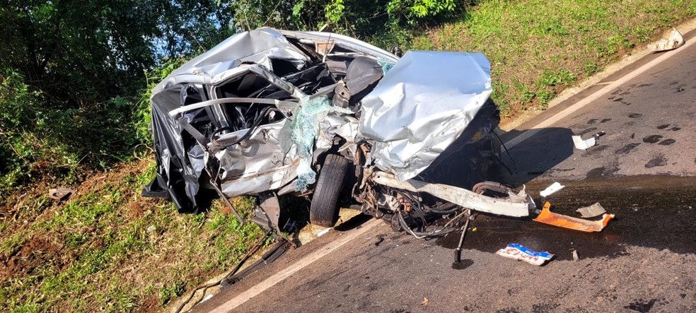 Carro ficou destruído após batida na BR-277 — Foto: Reprodução/Corpo de Bombeiros de Laranjeiras do Sul