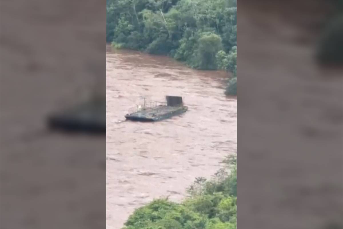 VÍDEO: força da água arrebenta cabos de aço e balsa fica desgovernada em rio do Paraná