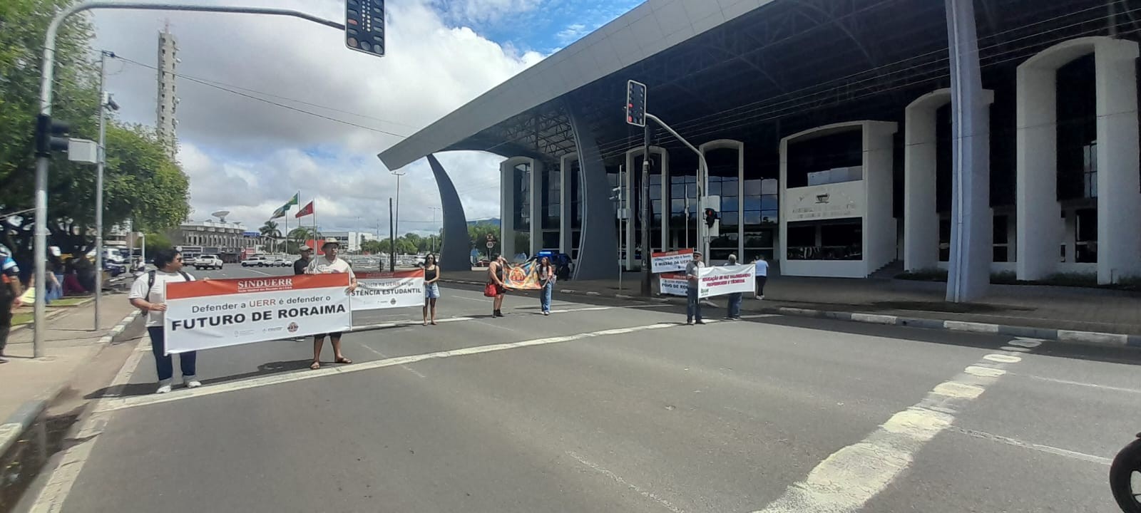 Professores de Roraima fazem paralisação por falta de reajuste salarial 