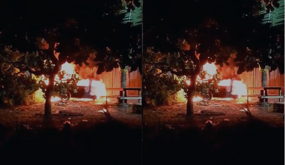 Horas após o ataque, o carro utilizado pelos suspeitos foi encontrado incendiado no bairro Portelinha, área periférica da cidade. — Foto: TV Liberal