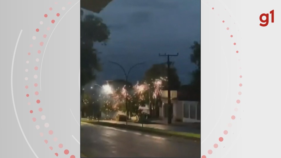 Postes entraram em curto-circuito durante vendaval, em Tapejara — Foto: Reprodução