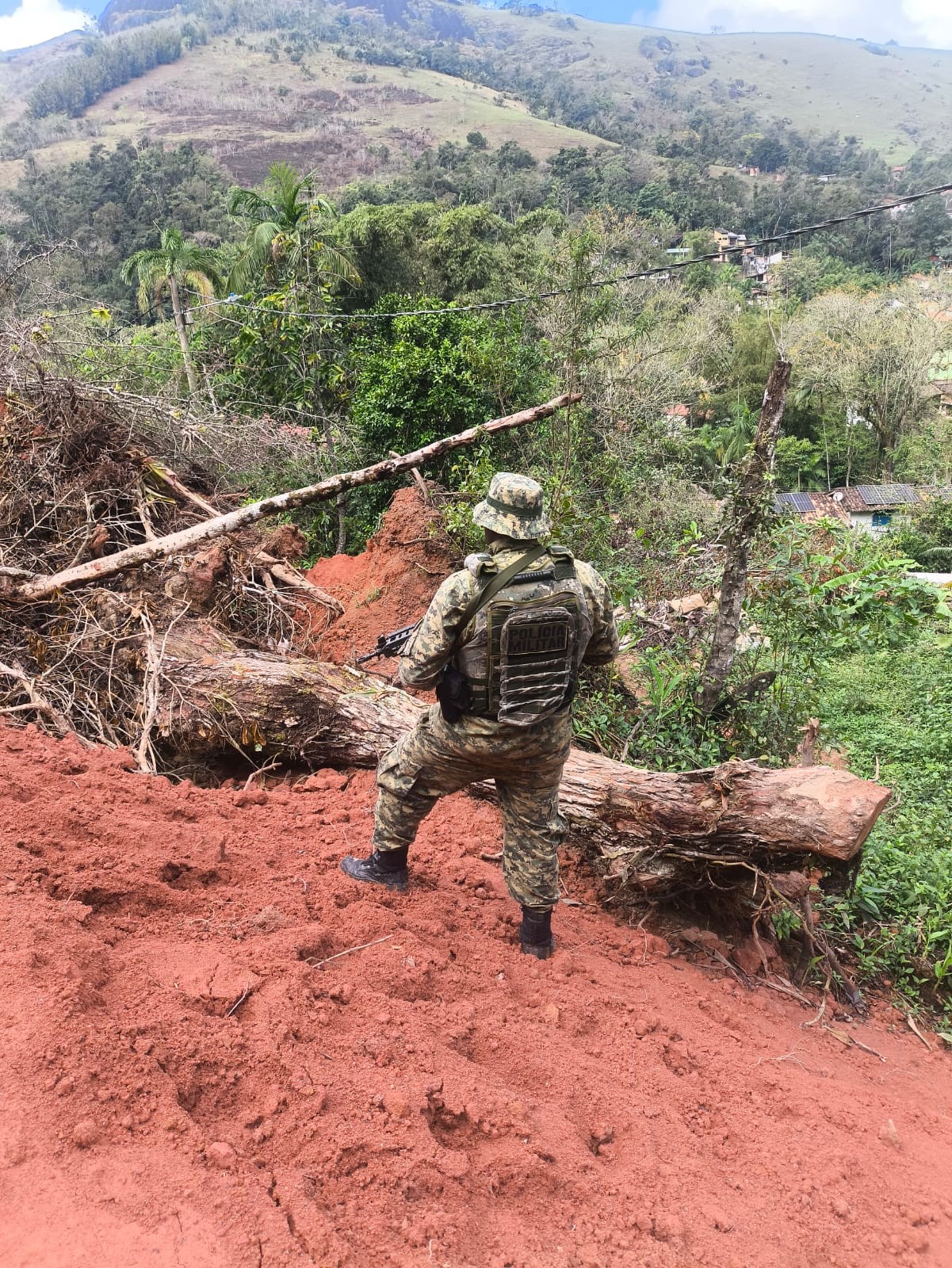 Polícia identifica extração irregular de saibro e supressão de vegetação em Paraty