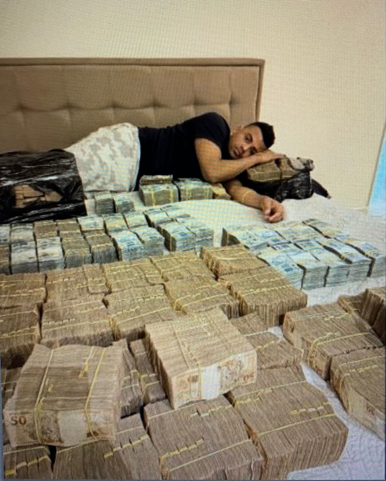 PF encontra foto de TH Joias na cama com R$ 5 milhões; ex-deputado converteu R$ 9 milhões em dólares para traficante do Alemão