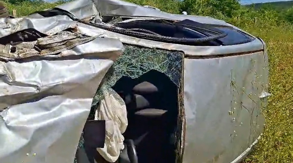 Carro capota em curva e deixa um morto e um ferido em rodovia, no Sertão da Paraíba — Foto: Polícia Militar da Paraíba