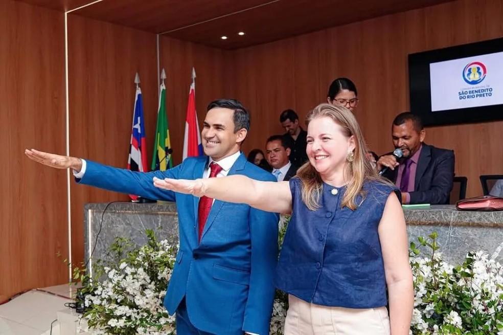 Prefeito de São Benedito do Rio Preto, Wallas Gonçalves e a vice-prefeita, Debora Heilmann Mesquita. — Foto: Reprodução/Redes Sociais