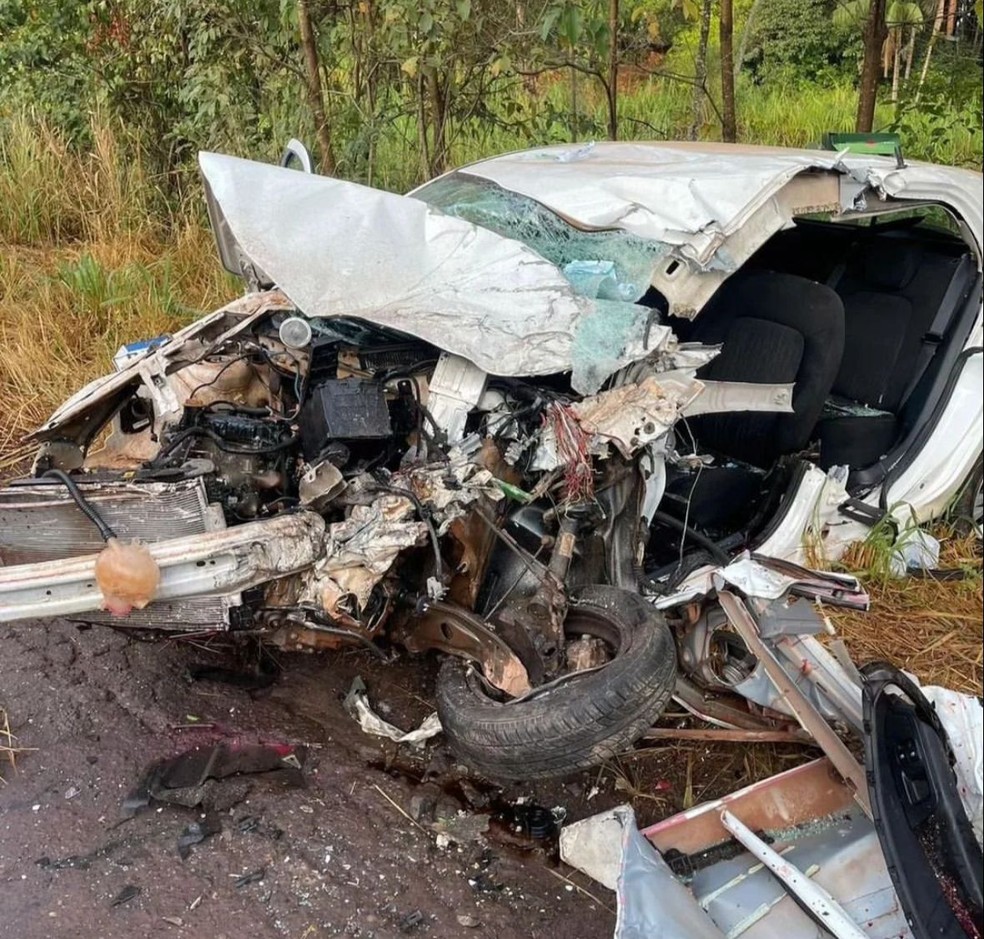 Veículo de passeio ficou destruído no acidente — Foto: Divulgação/Corpo de Bombeiros
