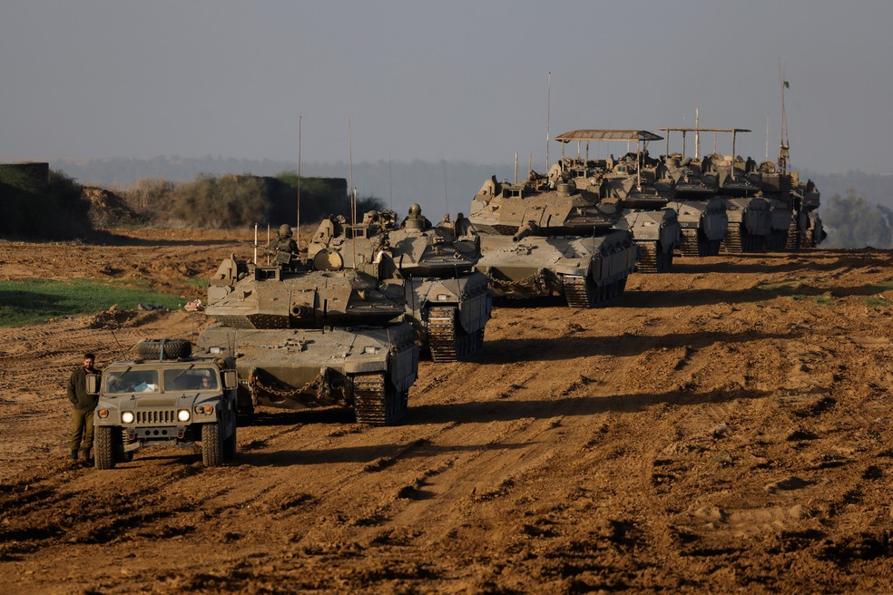 Comboio israelense deixa Gaza em direção a Israel durante trégua com o Hamas, em 24 de novembro de 2023 — Foto: REUTERS/Amir Cohen