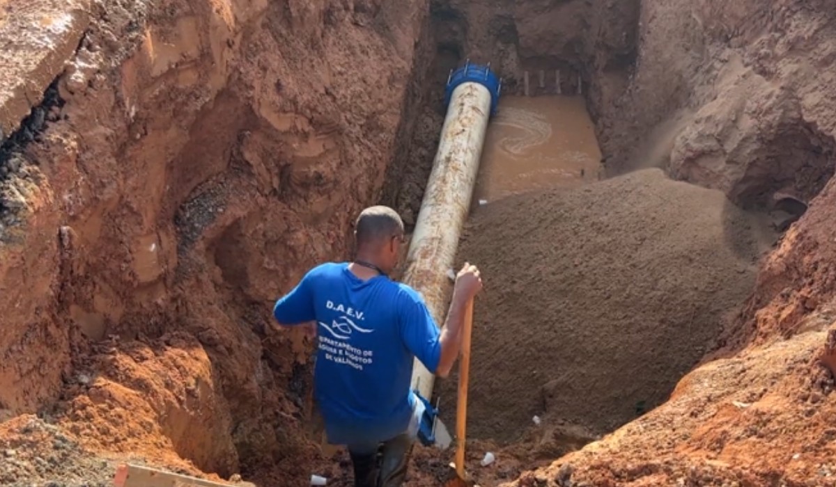 Cruzamento segue bloqueado em Valinhos após adutora romper com passagem de caminhão