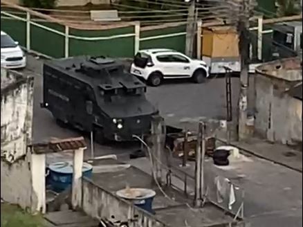 PM faz operações em comunidades do RJ