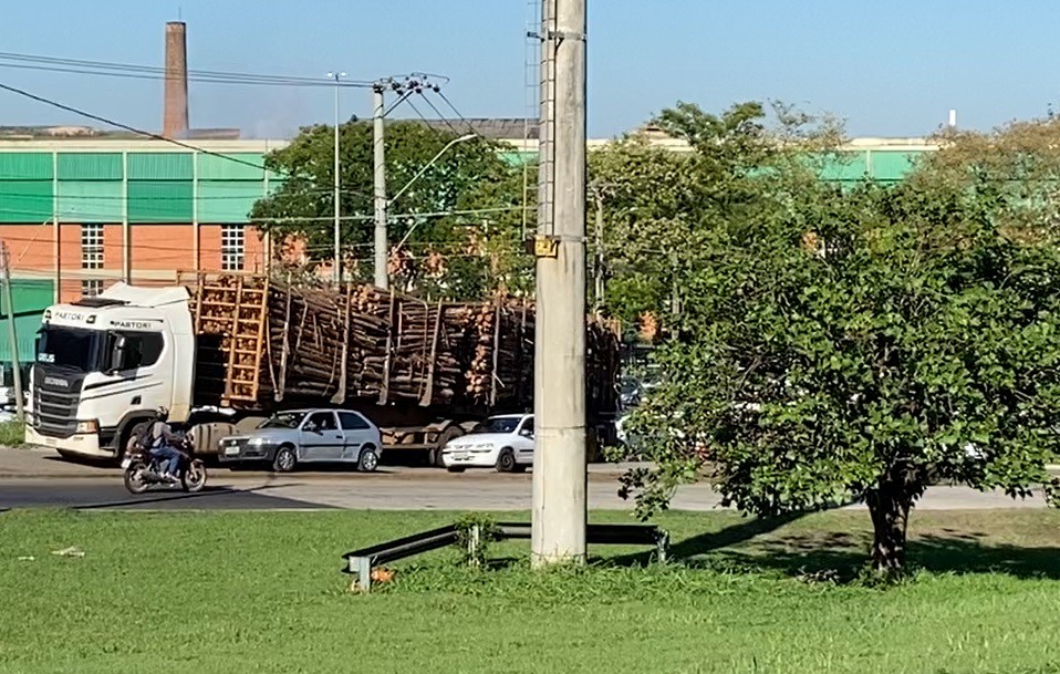 Carreta com madeira quebra perto de trevo em avenida do bairro Algodoal e complica trânsito em Piracicaba