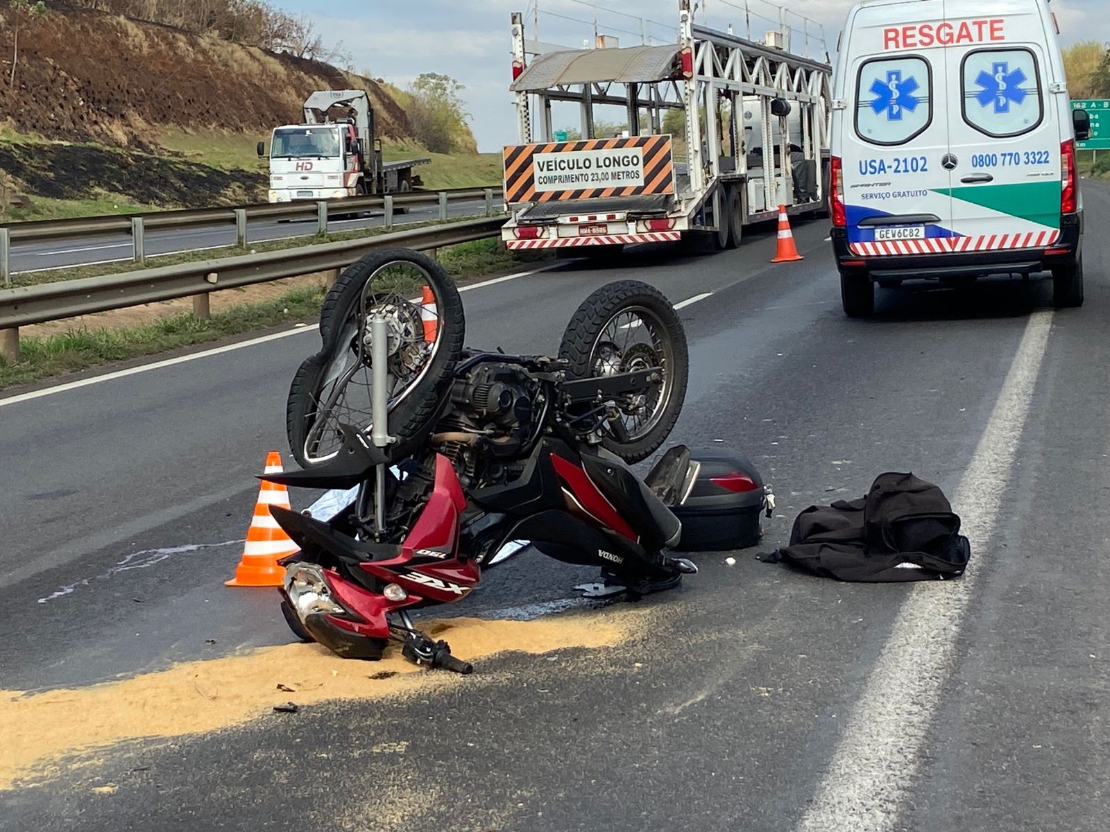 Motociclista morre após bater em carreta com 40 toneladas de areia em Piracicaba 
