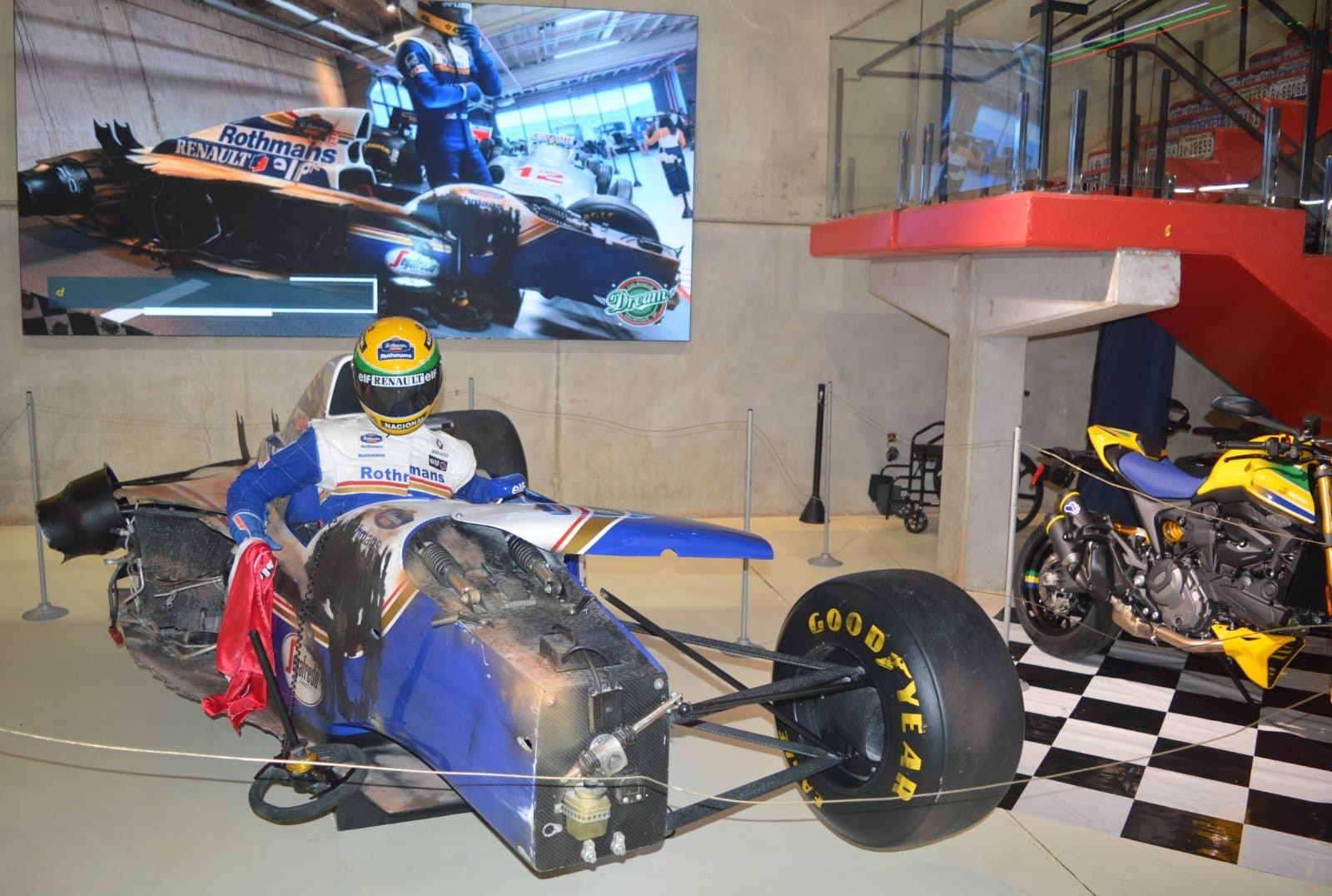 Escultura que imagina final alternativo para Ayrton Senna é atração em parque de São Roque 