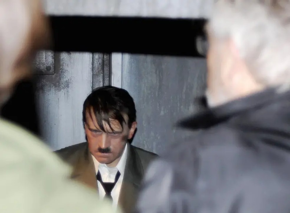 Este boneco de cera recria o que as evidências históricas sugerem: que em seus últimos dias Hitler estava dissociado da realidade. — Foto: Getty Images via BBC