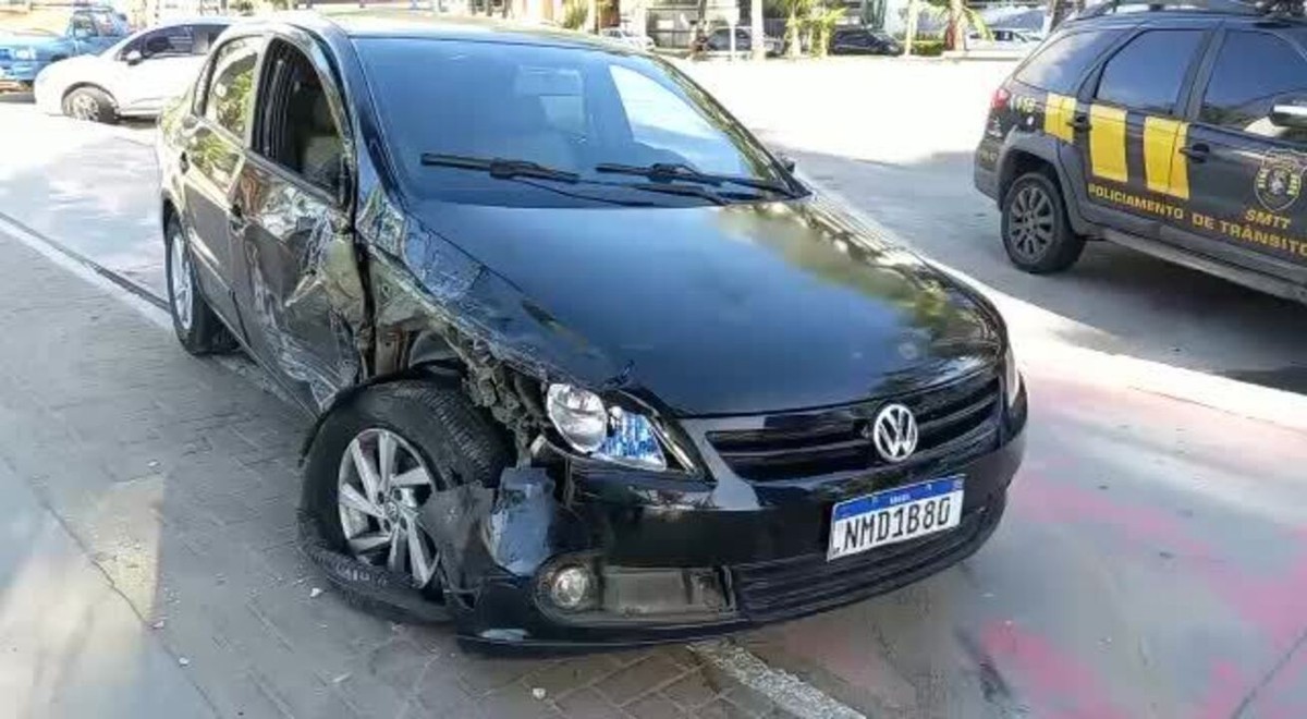 Carro bate em veículos e atropela duas pessoas na Ponta Verde, em Maceió, Alagoas