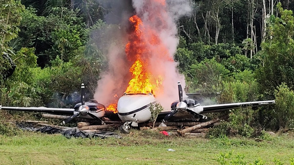 Aeronave foi incinerada por agentes de segurança do Brasil e do Peru. — Foto: Divulgação/Direção Antidrogas da Polícia Nacional do Peru.