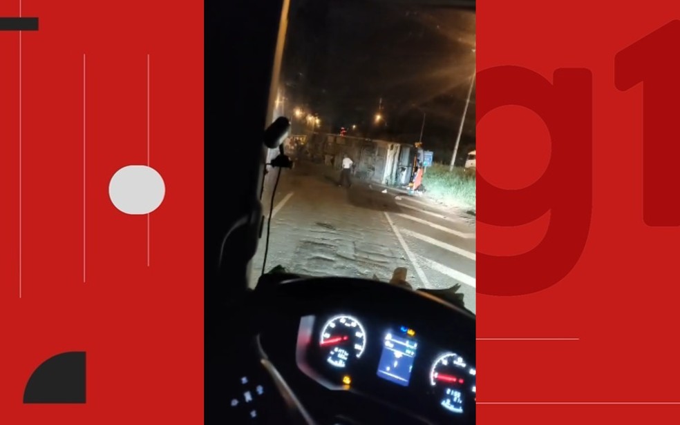 Após o tombamento, vítimas que ficaram feridas foram socorridas para unidade de saúde de Feira de Santana — Foto: Redes Sociais