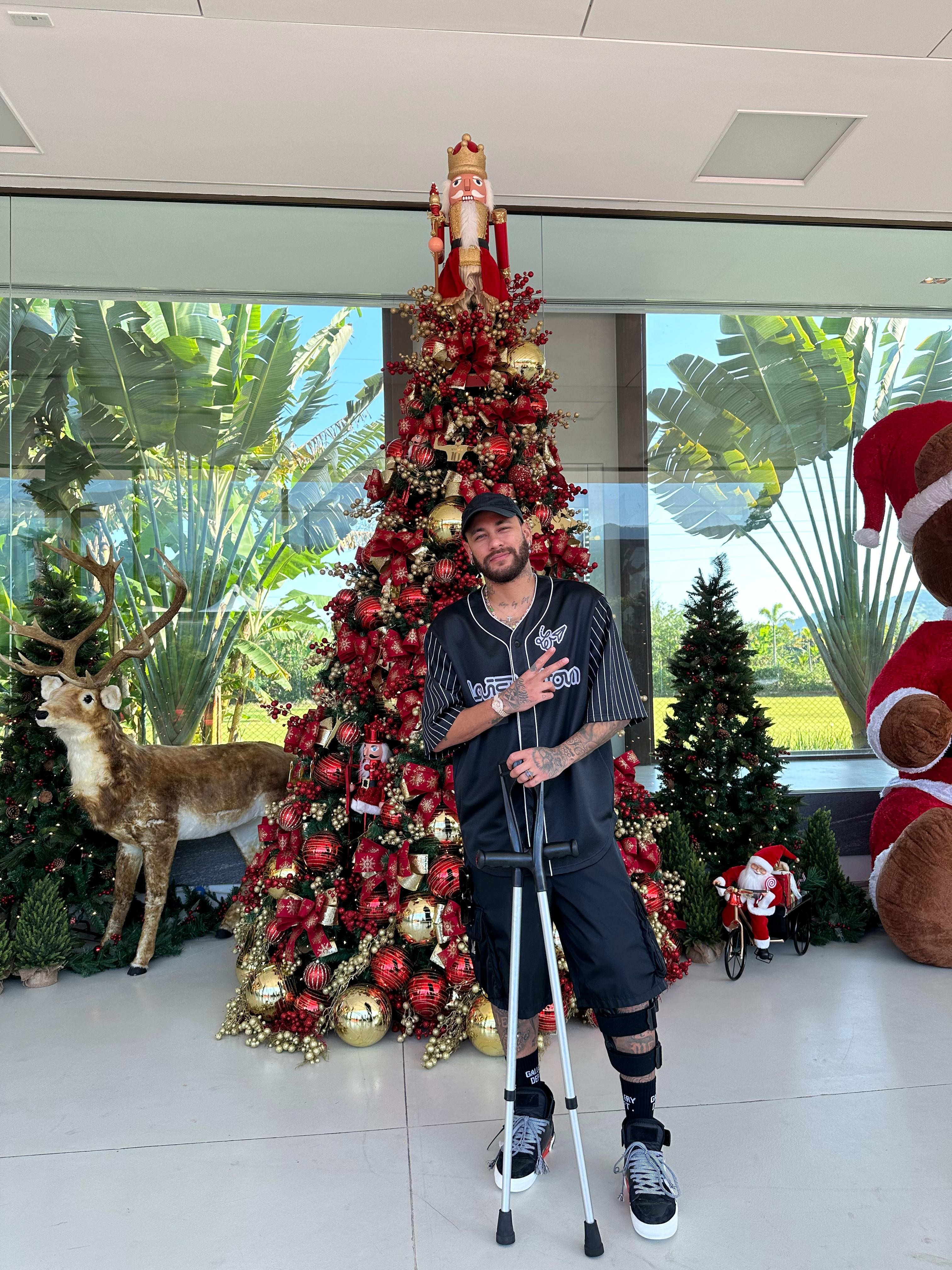 Árvores luxuosas com enfeites personalizados: veja como é a decoração de Natal da mansão do Neymar, feita por empresário d