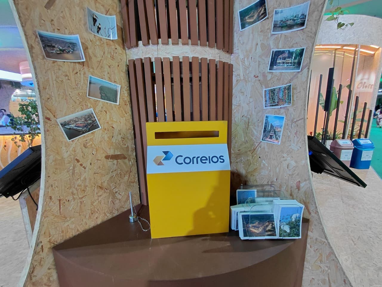 Visitantes da COP30 enviam cartões-postais de Belém para qualquer lugar do mundo na Zona Verde