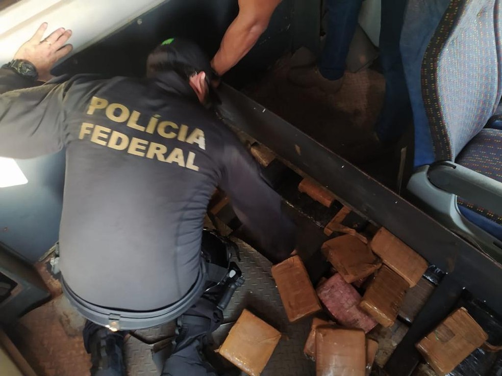 Droga apreendida em ônibus em Paracuru estava escondida em um fundo falso sob o assoalho do veículo, instalado no corredor e nos assentos. — Foto: Polícia Federal/ Divulgação