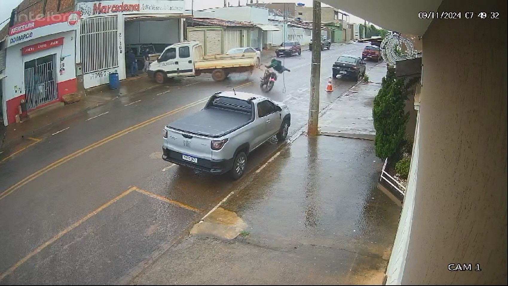 Motociclista atinge carroceria de caminhão que saía em marcha à ré de oficina em Passos, MG