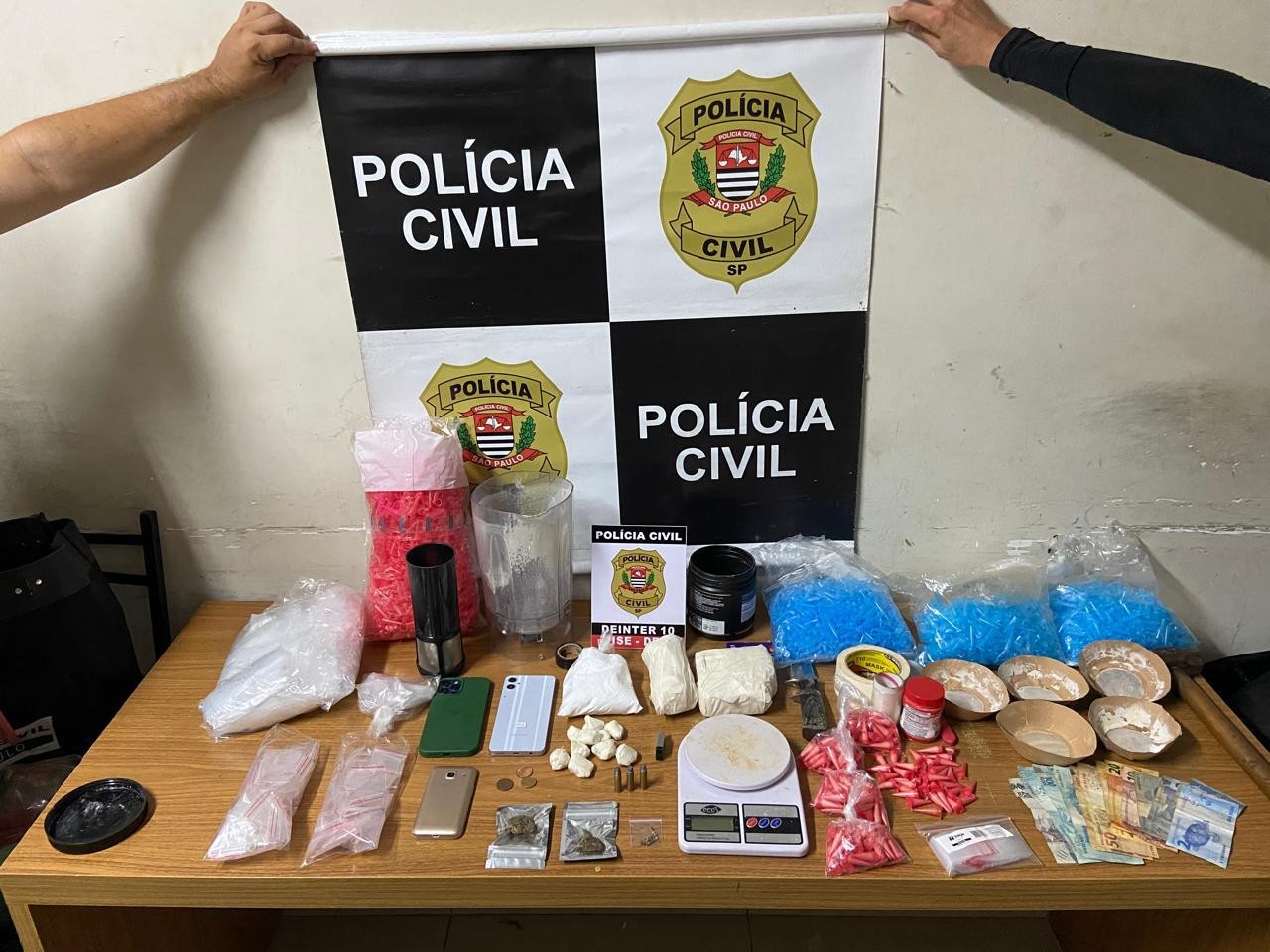 Polícia cumpre mandados de apreensão e prende suspeitos de tráfico de drogas no interior de SP