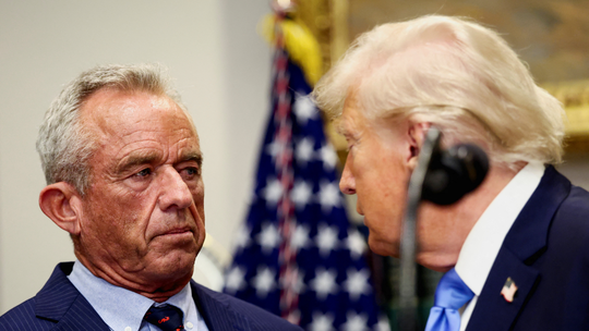 Trump associa paracetamol ao autismo e cita 'leucovorina' como tratamento, contrariando evidências científicas 