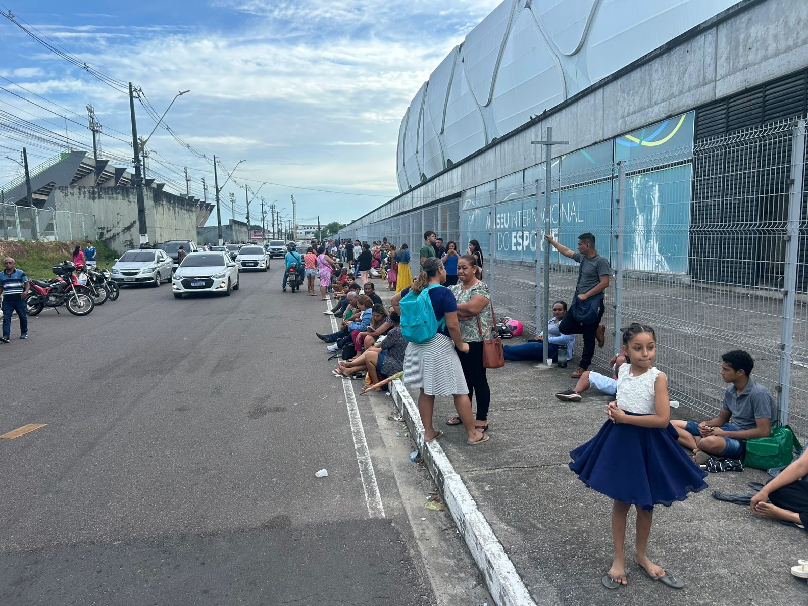 Grande fila é registrada no terceiro dia em mutirão para emissão de documentos em Manaus