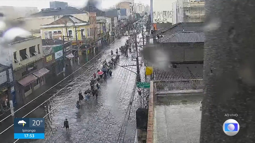 Avenida Rangel Pestana, no Brás, fica intransitável por conta da chuva — Foto: Reprodução/TV Globo
