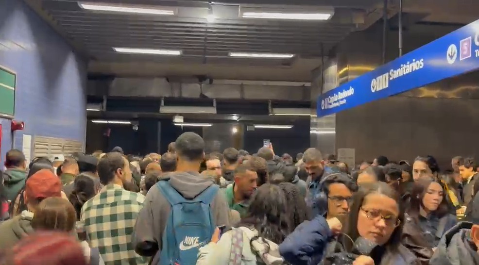 Linhas 1-Azul, 2-Verde e 15-Prata do Metrô circulam com velocidade reduzida após falha no sistema de portas