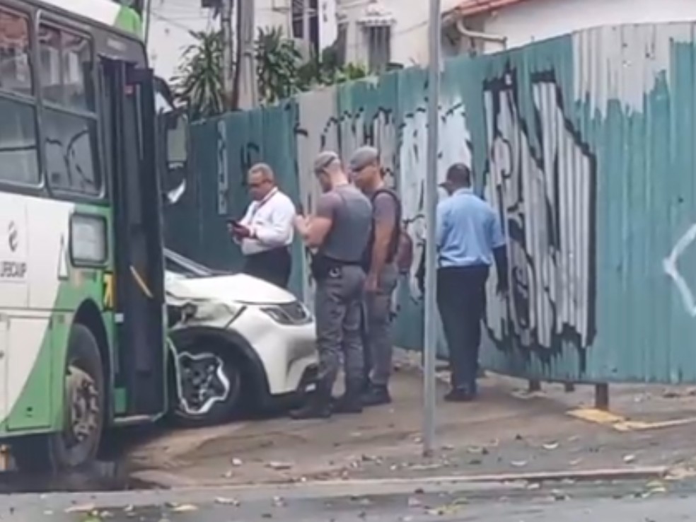 Acidente entre carro e ônibus deixa duas pessoas feridas em Campinas