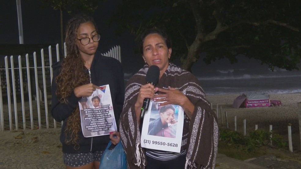 Familiares do menino fizeram cartazes — Foto: Reprodução/TV Globo