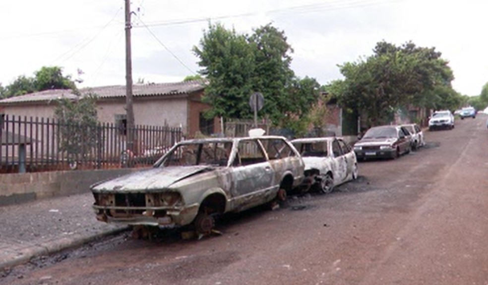 Polícia investiga incêndio de quatro carros e de dois homens baleados, em Cascavel — Foto: Reprodução RPC