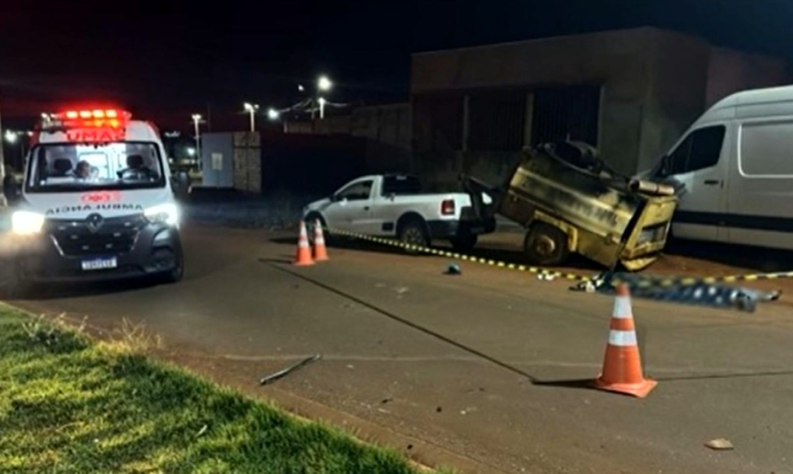 Adolescente morre e outra fica ferida após carro bater em dois veículos estacionados, em Goiás 