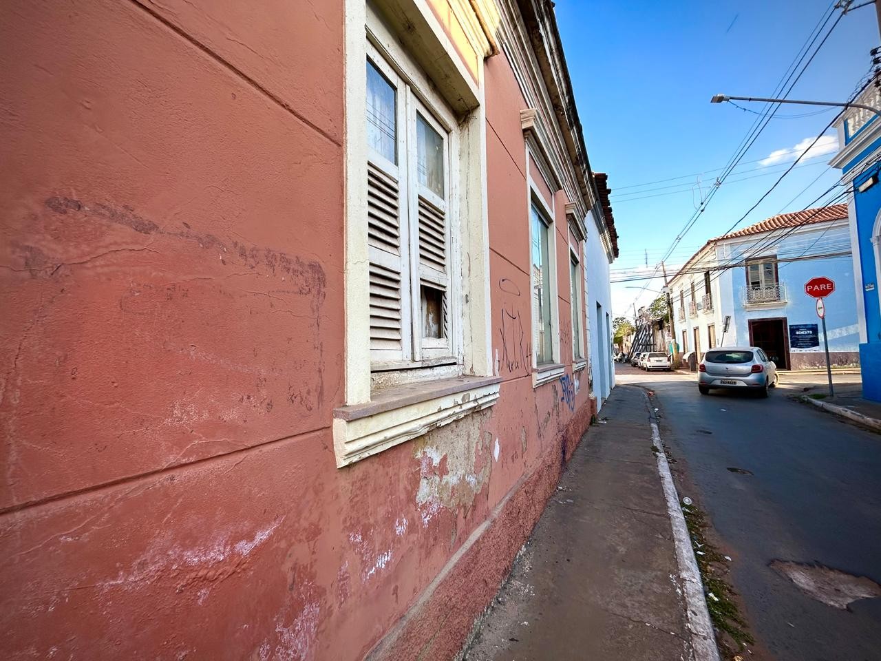 Paredes com marcas do tempo são as principais características do casarão — Foto: Stephane Gomes