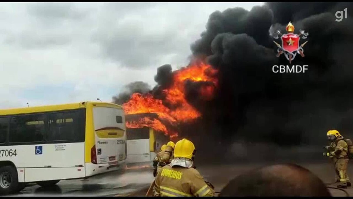 Bombeiros combatem incêndio em garagem de ônibus na Região Central de Minas, Minas Gerais