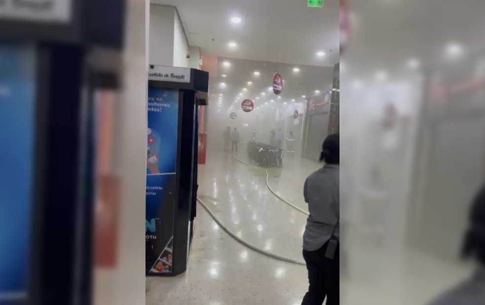 1 de 3
Incêndio em loja de calçados fecha Bauru Shopping — Foto: Reprodução