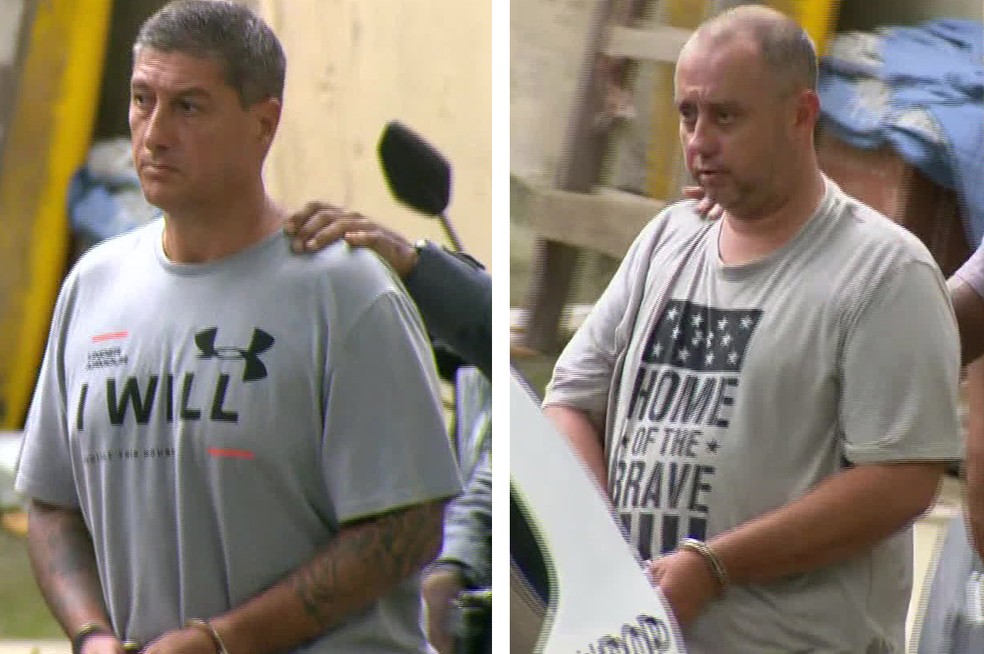 Ronnie Lessa e Élcio Queiroz deixam a Delegacia de Homicídios, na Barra — Foto: Reprodução/TV Globo
