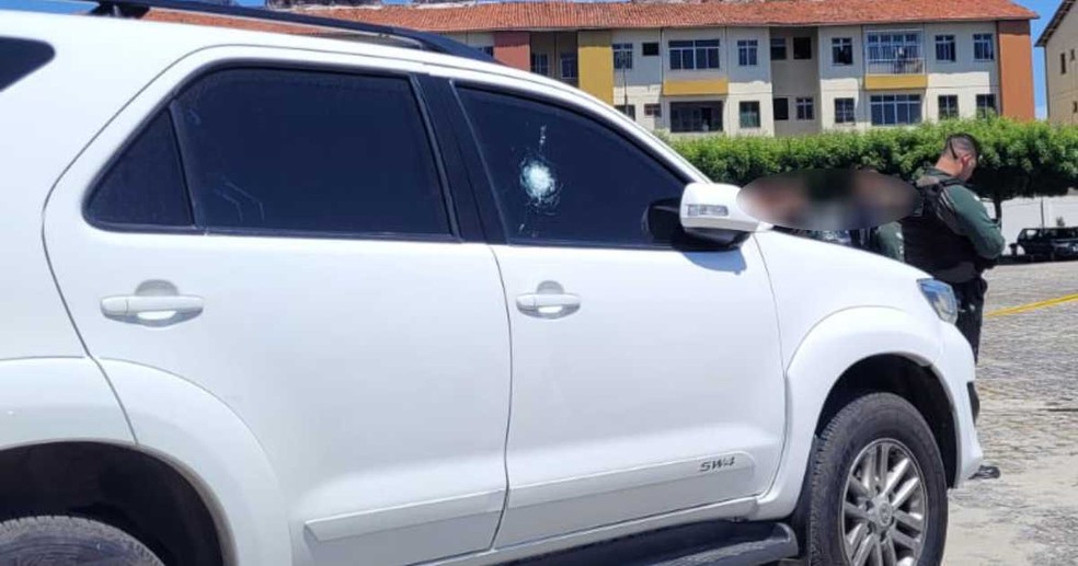 Veículo atingido por disparos de arma de fogo no Santuário Canaã, em Fortaleza — Foto: Fernanda Aires/TVM