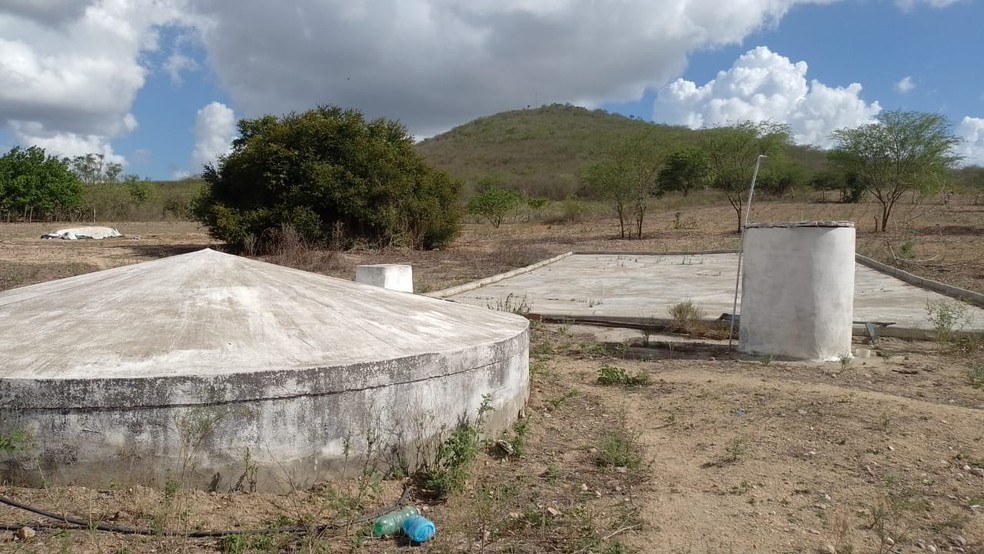 Outro tipo de cisterna usada para abastecer as casas em Estrela de Alagoas capta água do "calçadão", pavimento feito no chão ao lado do reservatório — Foto: Jeronias Lageiro/Arquivo pessoal