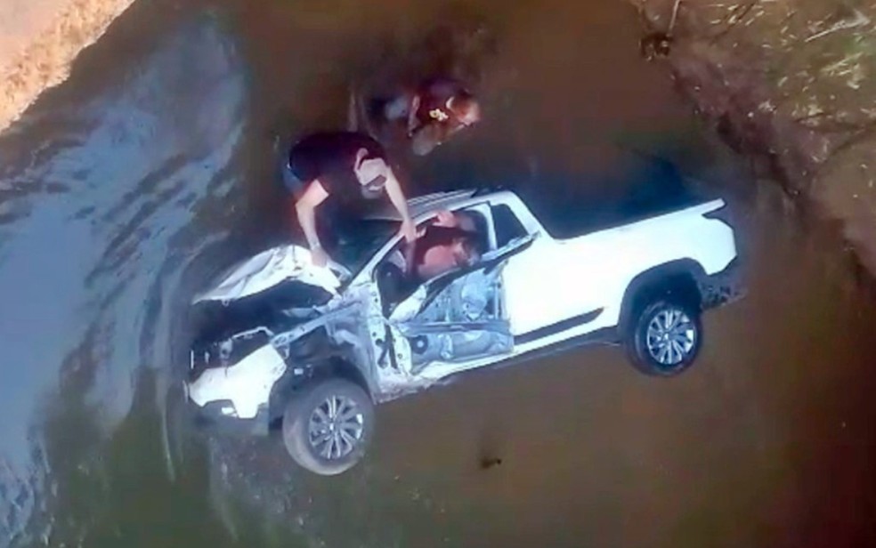 Caminhonete com dois ocupantes cai dentro de rio na zona rural de Andradas — Foto: Reprodução / Redes Sociais