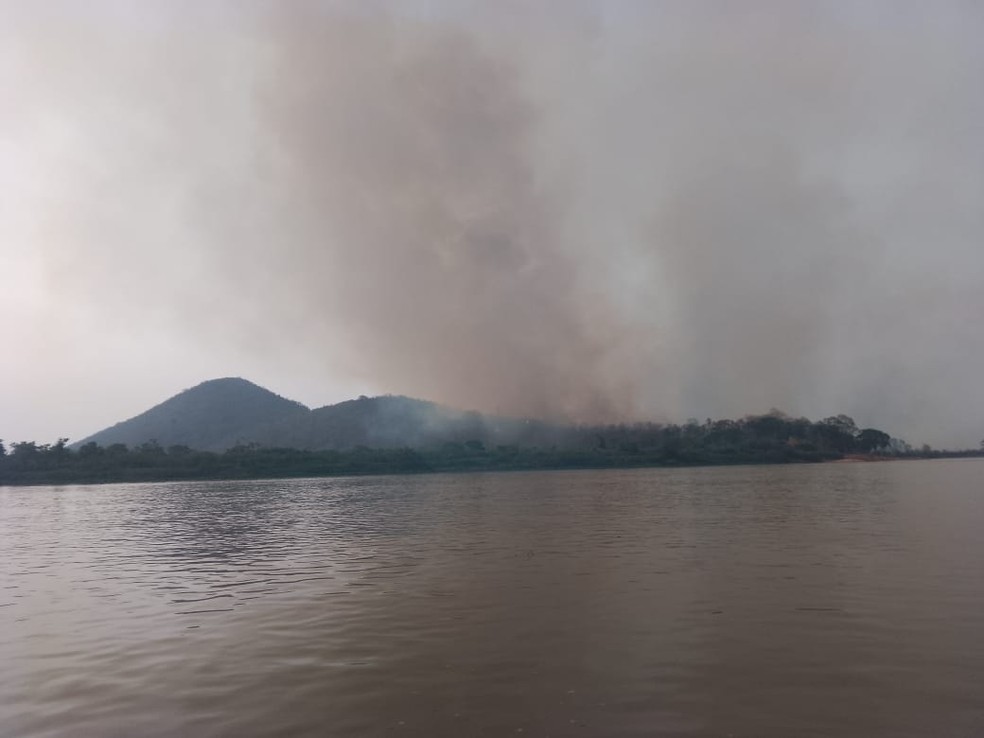 Fumaça dos incêndios em área isolada do Pantanal, entre MS e MT. — Foto: Imagem cedida/Silvestre Marques da Silva