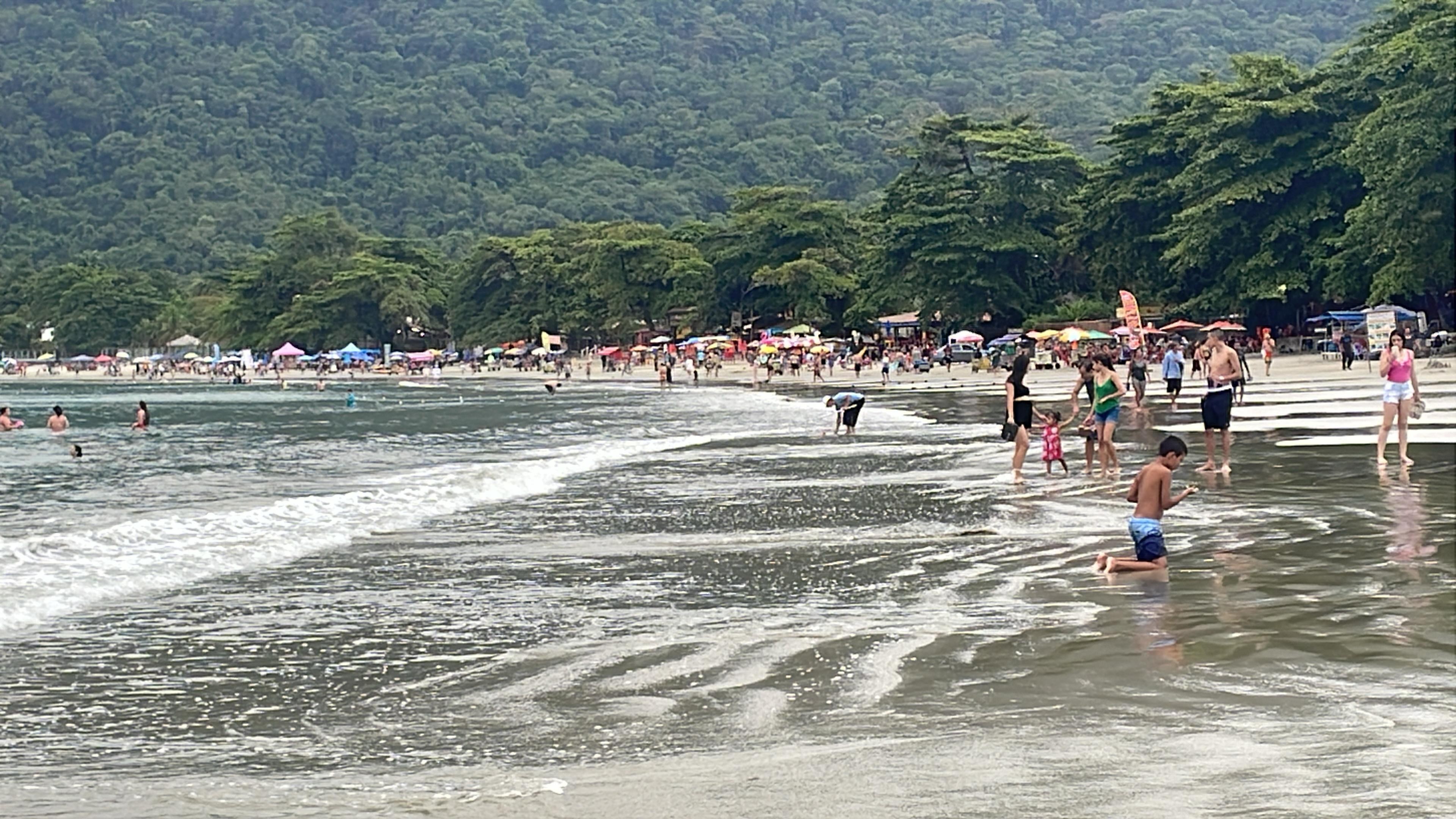 Praias do Litoral Norte de SP ficam movimentadas durante o Natal